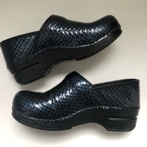 DANSKO XP 2.0 Slip Resistant & Waterproof Navy Snake Print Size EU 36/US 6 Clogs